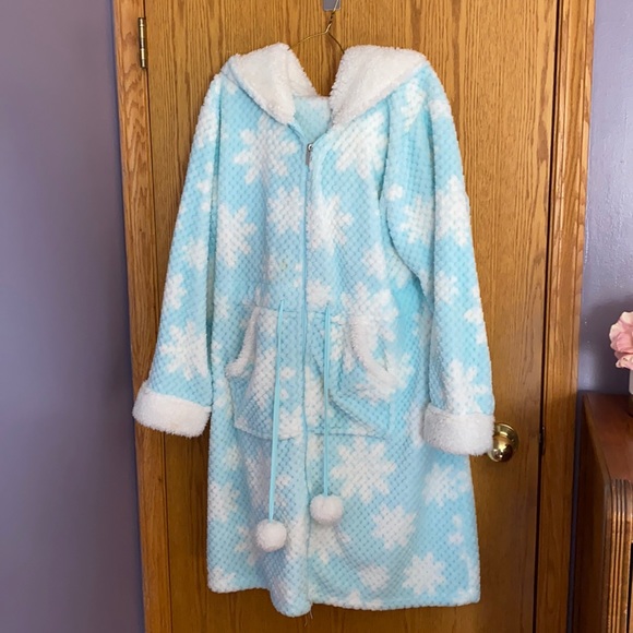 (3 FOR 100) La Vie En Rose Snowflake Hooded Zip Up Robe - Picture 2 of 5